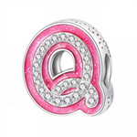 Ce charm alphabétique original dévoile la lettre « Q » bouclée en anneau rose éclatant texturé, incrustée de strass blancs étincelants sur le cercle et la queue fluide pour un éclat diamanté sophistiqué. La forme 3D circulaire avec extension gracieuse et perforations délicates apporte distinction et mouvement au design charmant. Symbole d’initiale unique et élégante, il personnalise les bracelets avec une touche féminine distinguée.

Caractéristiques :

Matière : Argent 925 (S925) avec émail rose scintillan