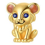 Ce charm majestueux attendrissant révèle un lionceau doré luisant aux oreilles orangées translucides, yeux bleus intenses pétillants et sourire espiègle sous une crinière naissante fluffy. La posture assise potelée renforce la tendresse royale du pendentif suspendu. Symbole de force juvénile et regard perçant, il rugit les bracelets d'une énergie princière joyeuse.

Caractéristiques

Matière : Argent avec émail doré orange et cristaux bleus yeux.
Design : Lionceau baby 3D doré, crinière naissante oreilles t