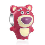Apporte une touche douce et nostalgique à ton bracelet avec ce charm inspiré de Lotso, l’ourson rose de Toy Story. Son design en argent sterling, avec sa fourrure rose caractéristique et son expression tendre, reprend l’apparence emblématique du personnage pour un bijou à la fois mignon et collector. Un charm Disney Pixar parfait pour les fans de Toy Story et des personnages marquants de la saga.

Caractéristiques :

- Matière : Argent sterling 925.
- Design : Lotso de Toy Story avec détails soignés et fini