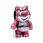 Charm original représentant Lotso, le célèbre ours en peluche rose de Toy Story. Son design coloré et reconnaissable apporte une touche amusante et nostalgique à votre bracelet, parfaite pour les fans de l’univers Pixar.

Caractéristiques :

- Matière : Argent 925.
- Design : Lotso avec sa fourrure rose et son expression caractéristique.
- Style : Pixar, coloré et nostalgique.
- Symbolique : Enfance, souvenirs, amitié et univers Toy Story.
- Compatibilité : Charm compatible avec bracelets et colliers.
