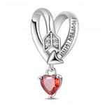 Ce charm pendentif en argent 925 entrelace un cœur infini gravé "LOVE NEVER FAILS" avec une flèche Cupidon double bout, surmonté d'un cœur rouge vif facetté pour célébrer l'amour invincible et éternel. La bélière simple permet une suspension gracieuse et motivante.

Caractéristiques :

Matière : Argent 925 (S925)
Design : Boucle cœur avec texte inspirant, flèches ailées strassées et pendentif gemme rouge, sur anneau lisse.
Style : Inspirant et romantique, parfait pour encourager l'amour durable, cadeaux mot