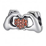 Exprimez vos sentiments avec ce charm en Argent 925, représentant une main tenant un cœur orné d’un strass rouge éclatant. Un bijou symbolique et raffiné, idéal pour ajouter une note d’amour et d’élégance à votre bracelet.