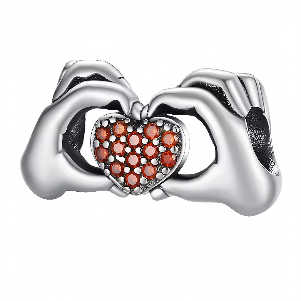 Exprimez vos sentiments avec ce charm en Argent 925, représentant une main tenant un cœur orné d’un strass rouge éclatant. Un bijou symbolique et raffiné, idéal pour ajouter une note d’amour et d’élégance à votre bracelet.