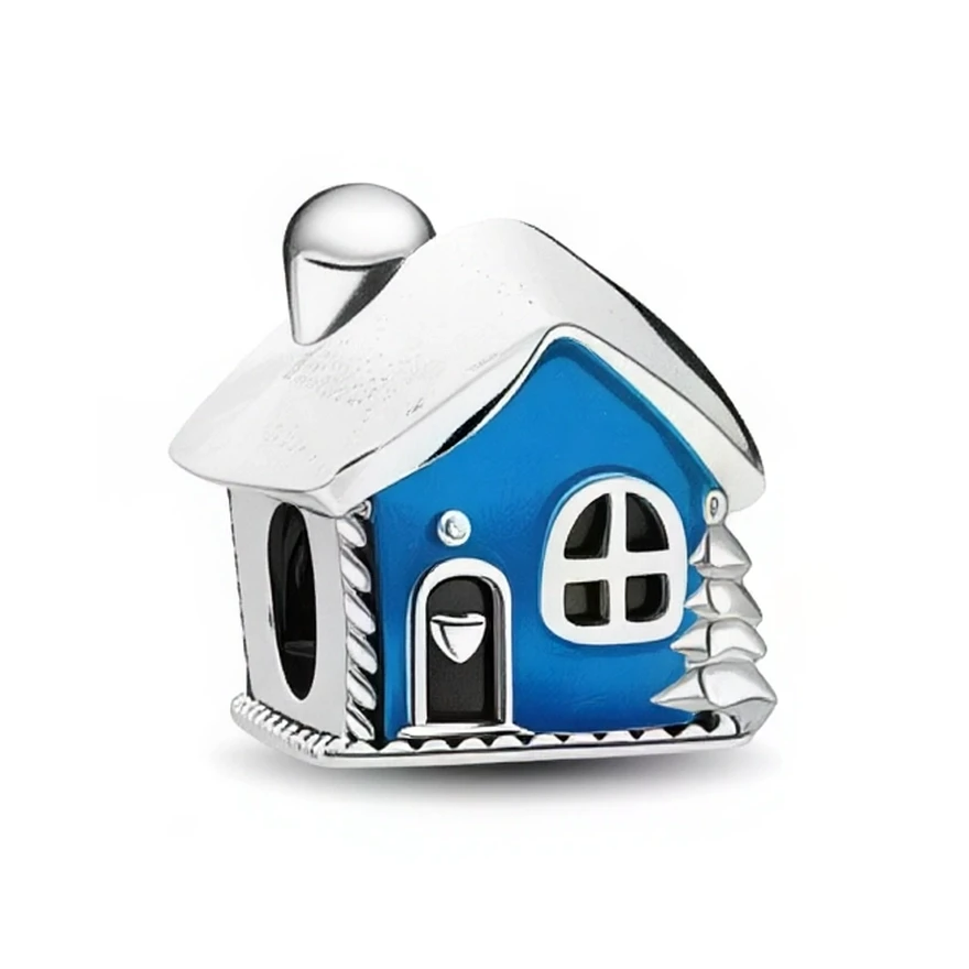 Ce charm en argent 925 représente une petite maison bleue au toit couvert de neige, avec une cheminée bombée argentée qui semble prête à laisser s’échapper la fumée d’un feu de cheminée. La façade est détaillée avec une porte arrondie et une fenêtre en quart de cercle, tandis qu’un petit sapin enneigé se tient à côté pour accentuer l’esprit hivernal et chaleureux.

Caractéristiques :

- Matière : Argent 925 avec émail bleu brillant et détails blancs.
- Design : Petite maison enneigée avec cheminée, porte, f