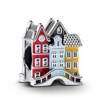 Apporte une touche joyeuse et originale à ton bracelet avec ce charm représentant des maisons colorées. Son design inspiré des façades typiques d’un quartier pittoresque évoque le voyage, la gaieté et l’authenticité, tout en ajoutant une note vive et pleine de charme à ta collection. Un bijou symbolique et décoratif, parfait pour les amoureux des villes colorées et des souvenirs de voyage.

Caractéristiques :

-&nbsp;Matière : Argent 925.
-&nbsp;Design : Maisons colorées avec finition brillante et détails s