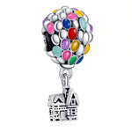 Apporte une touche poétique et pleine d’aventure à ton bracelet avec ce charm maison Là-Haut. Inspiré de l’univers de Disney Pixar, ce bijou met en valeur la célèbre maison volante avec ses ballons colorés pour un rendu à la fois émouvant et plein de fantaisie. Un charm original et symbolique, parfait pour les fans de Là-Haut et les pièces qui racontent une histoire.

Caractéristiques :

- Matière : Argent 925.
- Design : Maison Là-Haut avec ballons en version charm, avec finitions soignées.
- Dimensions : 