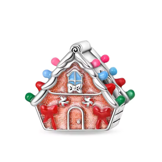 Ajoutez une touche gourmande et festive à votre bracelet avec ce charm en forme de maison en pain d’épices. Ce bijou enchanteur, riche en détails sucrés, capture l’esprit chaleureux et joyeux des fêtes de fin d’année. Parfait pour ceux qui adorent la magie de Noël et les souvenirs de délicieux desserts partagés en famille.