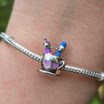 Le Charm Manège Donald et Daisy capture un moment enchanteur de Donald et Daisy profitant d’un tour de manège magique. Ce charm est un clin d'œil à l'univers ludique de Disney, parfait pour les collectionneurs et les amateurs de l'univers de Mickey et ses amis.