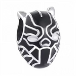 Affichez votre force intérieure et votre esprit héroïque avec ce charm pendentif en argent 925 à l’effigie du célèbre masque de Black Panther. Finement travaillé dans des tons noirs et gris, ce bijou rend hommage au roi du Wakanda avec un design à la fois puissant et élégant. Parfait pour les fans de l’univers Marvel, ce charm incarne courage, loyauté et détermination