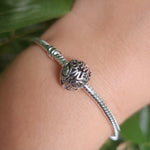 Ajoutez une touche héroïque et emblématique à votre collection avec ce charm représentant le masque de Spider-Man, inspiré de l'univers Marvel. Fabriqué en argent sterling 925, ce charm de haute qualité est compatible avec tous les bracelets Pandora, garantissant une intégration parfaite à votre bijou préféré. Idéal pour les fans de Spider-Man, ce charm capture le masque iconique du super-héros, ajoutant une note de style et de dynamisme à votre bracelet.