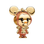 Charm original représentant Mickey déguisé en Big Ben, inspiré de l’univers de La Belle et la Bête. Son design détaillé et sa finition dorée lui donnent un style à la fois élégant et féerique, parfait pour apporter une touche de magie et de nostalgie à votre bracelet.

Caractéristiques :

- Matière : Argent 925 (finition dorée).
- Design : Mickey en costume de Big Ben avec détails émaillés.
- Style : Disney, élégant et féerique.
- Symbolique : Magie, temps, enchantement, univers Disney.
- Compatibilité : Ch