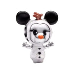 Charm original et plein de fantaisie représentant Mickey déguisé en Olaf, avec un design ludique et détaillé. Son style unique mélange douceur et humour, apportant une touche joyeuse et hivernale à votre bracelet.

Caractéristiques :

- Matière : Argent 925.
- Design : Mickey en costume d’Olaf avec détails émaillés.
- Style : Disney, fun et féerique.
- Symbolique : Joie, innocence, magie, univers Disney.
- Compatibilité : Charm compatible avec bracelets et colliers.
