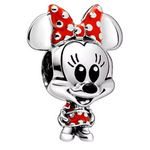 Ajoutez une touche de charme classique et de style à votre collection avec ce charm représentant Minnie Mouse dans sa robe emblématique à pois. Fabriqué en argent sterling 925, ce charm de haute qualité est compatible avec tous les bracelets Pandora, garantissant une intégration parfaite à votre bijou préféré. Parfait pour les fans de Minnie et de l'univers Disney, ce charm capture l'élégance et la joie de Minnie avec sa robe à pois rouges et son nœud assorti, ajoutant une note de glamour et de fantaisie à 