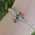 Ajoutez une touche de charme classique et de style à votre collection avec ce charm représentant Minnie Mouse dans sa robe emblématique à pois. Fabriqué en argent sterling 925, ce charm de haute qualité est compatible avec tous les bracelets Pandora, garantissant une intégration parfaite à votre bijou préféré. Parfait pour les fans de Minnie et de l'univers Disney, ce charm capture l'élégance et la joie de Minnie avec sa robe à pois rouges et son nœud assorti, ajoutant une note de glamour et de fantaisie à 