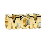 Exprime tout ton amour avec ce charm en argent sterling 925 doré, délicatement orné du mot “Mom” dans un design élégant et lumineux. À la fois tendre et raffiné, ce bijou rend hommage à une maman précieuse avec une touche chic et intemporelle. Une pièce symbolique à offrir ou à porter au quotidien comme un rappel d’amour et de gratitude.

Caractéristiques :

- Matière : Argent 925.
- Design : Mot “Mom” doré, finition brillante et élégante.
- Dimensions : Taille standard charm (~1,7 cm hauteur env., trou 3 m