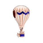 Ajoutez une touche de rêve et d’aventure à votre bracelet avec ce charm en argent 925 représentant une montgolfière élégamment décorée d’or rose et de bleu. Symbole de liberté, de voyage et d’exploration, ce bijou évoque les sensations exaltantes d’un vol au-dessus des paysages, empli de découvertes et de possibilités infinies.