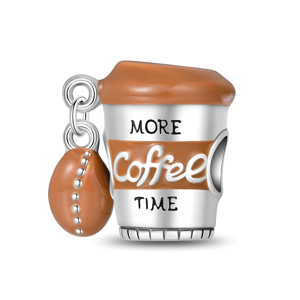La tasse stylisée est recouverte d’un couvercle émaillé couleur café, tandis que la bande centrale met en valeur l’inscription « Coffee » en relief blanc sur fond caramel. Un mini grain de café assorti est suspendu sur le côté, ajoutant du mouvement et un clin d’œil aux vrais amateurs de caféine.
