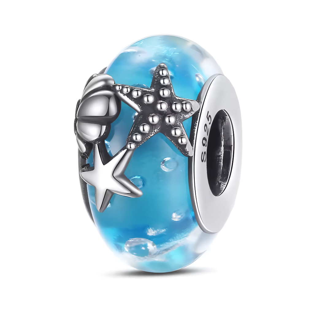 Ce charm met en valeur un verre de Murano bleu océan, parsemé de bulles translucides qui évoquent la surface de l’eau et la profondeur de la mer. Des motifs de coquillage et d’étoile de mer en argent sterling&nbsp;925 (gravé S925) enveloppent la perle et ajoutent une touche marine raffinée.