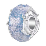 Apporte une touche marine et lumineuse à ton bracelet avec ce charm Murano bleu avec dauphin. Son design en argent 925, associé à un cœur en verre de Murano bleu et à deux dauphins gracieux, évoque la liberté, la joie et la beauté de l’océan. Un bijou raffiné et poétique, parfait pour les amoureux de la mer et des pièces symboliques.

Caractéristiques :

- Matière : Argent 925 et verre de Murano.
- Design : Deux dauphins autour d’un cœur en Murano bleu avec détails soignés.
- Dimensions : Taille délicate et