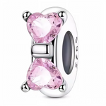 Apportez une touche de douceur et de féminité à votre bracelet avec ce charm en Argent 925 représentant un élégant nœud rose. Son design raffiné et ses détails soignés en font un bijou intemporel et délicat.