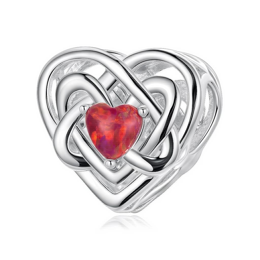 Ce charm en argent 925 adopte la forme d’un cœur ajouré tressé comme un nœud infini, dont les rubans polis s’entrecroisent pour symboliser des liens indéfectibles. Au centre, un cabochon en forme de cœur d’un rouge orangé flamboyant façon opale de feu attire immédiatement le regard et donne au bijou une chaleur intense.