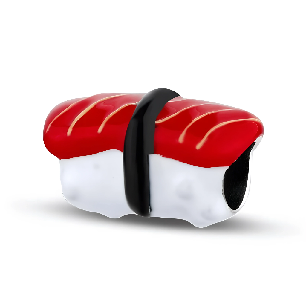 Ce charm traversant en&nbsp;argent&nbsp;925 représente un nigiri sushi stylisé, avec un riz blanc texturé surmonté d’une tranche de poisson rouge vif maintenue par une bande noire façon algue nori.