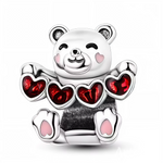 Ajoutez une touche de douceur et de tendresse à votre collection de bijoux avec ce charm en argent 925 représentant un ours assis, câlin et attendrissant. L’ours tient délicatement une banderole ornée de petits cœurs rouges éclatants, symbole d’amour et de complicité. Son fini argenté brillant met en valeur chaque détail du pelage, pour un effet à la fois chaleureux et raffiné. Un charm parfait pour exprimer vos émotions avec élégance.