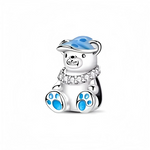 Ce charm représente un ourson assis en argent 925, au museau souriant, portant un bonnet bleu ciel émaillé qui lui donne un air tendre et joueur. Son écharpe texturée et ses coussinets de pattes bleus apportent de jolis contrastes, faisant de ce bijou un compagnon idéal pour personnaliser un bracelet ou un collier.