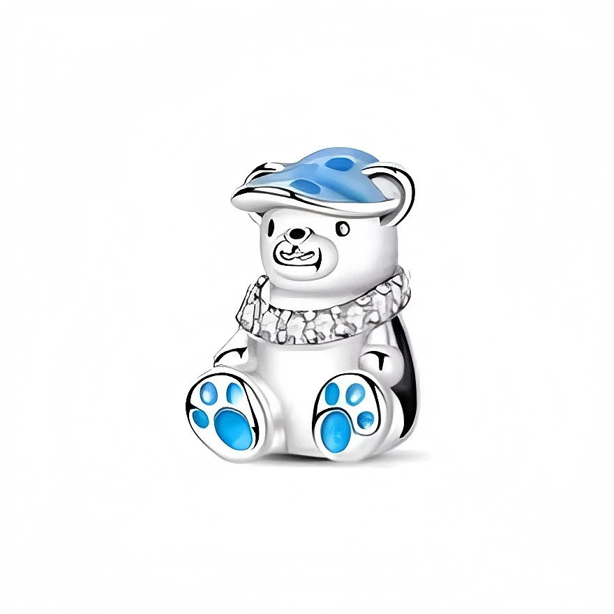Ce charm représente un ourson assis en argent 925, au museau souriant, portant un bonnet bleu ciel émaillé qui lui donne un air tendre et joueur. Son écharpe texturée et ses coussinets de pattes bleus apportent de jolis contrastes, faisant de ce bijou un compagnon idéal pour personnaliser un bracelet ou un collier.