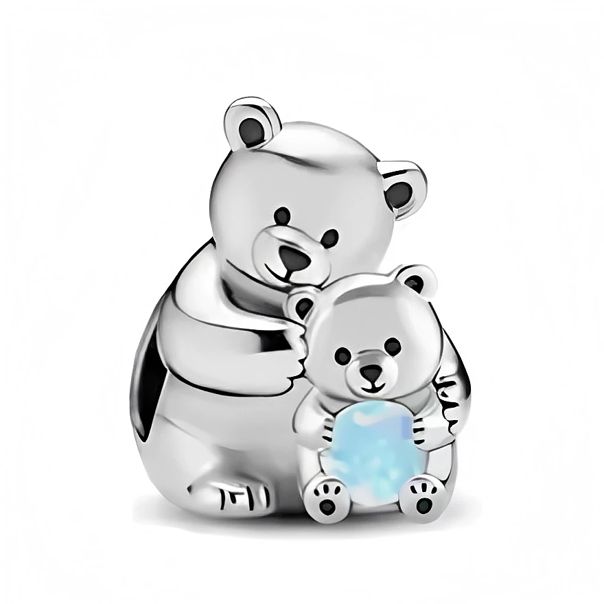 Ce charm en argent 925 représente un grand ourson enlacé autour d’un ourson plus petit, créant une scène pleine de tendresse et de protection. Le bébé tient entre ses pattes une petite pastille bleu pâle lumineuse qui attire le regard et apporte une touche de couleur douce à l’ensemble.

Caractéristiques :
Matière : Argent 925 avec détail émaillé bleu clair
Design : Deux ours assis l’un contre l’autre, le plus petit tenant un disque coloré
Coloris : Argent brillant, bleu pâle pour l’élément central
Compatib