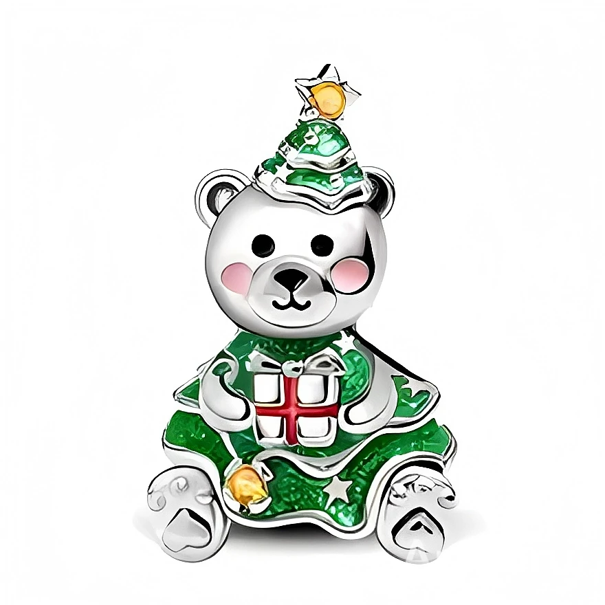 Ce charm en argent 925 représente un ourson assis, vêtu comme un petit sapin de Noël vert, tenant un cadeau rouge noué d’un ruban blanc. Son bonnet assorti surmonté d’une étoile dorée et les clochettes décoratives à ses pieds ajoutent une touche chaleureuse et festive parfaite pour la période des fêtes.

Caractéristiques :

- Matière : Argent 925 avec émails vert, rouge, blanc et touche dorée
- Design : Ourson assis déguisé en sapin tenant un cadeau
- Coloris : Argent brillant, vert sapin, rouge vif, blanc,