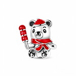Le petit ours en argent 925 affiche un visage expressif avec de grands yeux noirs et des coussinets de pattes en forme de cœurs, ce qui accentue son côté attendrissant. Son bonnet, son foulard et la sucette qu’il tient sont recouverts d’un émail rouge brillant avec des touches blanches, rappelant les couleurs classiques de Noël. L’ensemble évoque la chaleur et la gourmandise des fêtes de fin d’année.