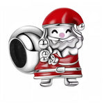 Ce charm hivernal joyeux incarne un Père Noël kawaii au visage blanc souriant aux joues roses, barbe blanche bouffante et bonnet rouge vif pomponné, portant manteau rouge bordé blanc et sac cadeaux argenté orné clochettes dorées. La posture dynamique main levée renforce la gaieté festive du pendentif suspendu. Symbole de magie noëlique et générosité enchantée, il saupoudre les bracelets de flocons de bonheur éternel.

Caractéristiques

Matière : Argent 925 avec émail rouge blanc et cristaux clochettes.
Desi