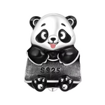 Ajoutez une touche de douceur et de charme à votre collection avec ce charm en argent 925 représentant un panda adorable. Ce petit animal emblématique, connu pour sa gentillesse et sa tranquillité, est finement détaillé avec des touches d’émail noir et blanc pour un rendu réaliste et craquant. Un bijou parfait pour les amoureux de la nature et des animaux.
