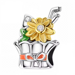 Ce charm lumineux évoque la joie du printemps et l’amour des fleurs avec un joli panier argenté décoré d’un ruban orange, garni d’un grand tournesol doré au cœur de cristal scintillant et d’une feuille verte émaillée. Les finitions soignées et les détails brillants rappellent les bouquets de saison et les petits bonheurs de la nature. Idéal pour offrir porte-bonheur, douceur et énergie ou égayer un bracelet à thème floral, porte-bonheur ou champêtre.

Caractéristiques
Matière : Argent 925, plaquage or, émai