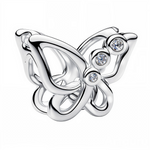 Ce charm gracieux en forme de papillon dévoile des ailes ajourées et torsadées en argent poli, capturant un vol léger et fluide avec des courbes organiques sophistiquées. Quatre cristaux ronds étincelants parsèment les ailes comme des gouttes de rosée, amplifiant la légèreté aérienne et le mouvement éternel de la métamorphose. Symbole de transformation et de beauté éphémère, il illumine bracelets ou colliers d’une touche féerique et contemporaine.

Caractéristiques :

Matière : Argent 925 (S925) avec oxydes