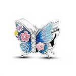 Ce charm en forme de papillon déploie de larges ailes en argent 925, décorées d’émaux dégradés bleu et turquoise pour un effet lumineux et aérien. De petites fleurs roses et violettes se posent sur les ailes, tandis qu’une ligne de cristaux clairs dessine le corps du papillon, apportant une touche d’éclat parfaite pour égayer un bracelet ou un collier.