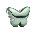 Apporte une touche douce et originale à ton bracelet avec ce charm papillon vert. Son design arrondi et élégant, associé à sa teinte vert pastel brillante, en fait un bijou délicat et moderne. Un charm plein de fraîcheur, idéal pour symboliser la liberté, la transformation et la légèreté.

Caractéristiques :

- Matière : Argent 925 avec finition émail vert.
- Design : Papillon stylisé en version charm, avec contours lisses et brillants.
- Dimensions : Taille délicate et confortable à porter.
- Style : Bijou