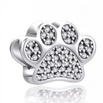 Affichez toute votre tendresse et élégance avec ce charm patte de chien réalisé en Argent 925 (S925), délicatement pavé de cristaux blancs scintillants ! Ce bijou raffiné et lumineux est le choix idéal pour sublimer votre bracelet, que ce soit en clin d’œil à votre compagnon à quatre pattes ou pour ajouter une touche précieuse et intemporelle à votre collection.