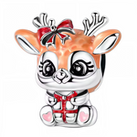 Ce charm attendrissant incarne l’esprit des fêtes avec un adorable petit renne assis, arborant un grand nœud rouge sur la tête et serrant entre ses pattes un présent décoré. Les oreilles expressives, les bois argentés et le regard espiègle apportent une note de douceur, tandis que les touches d’émail rouge vif et rose pastel subliment l’ensemble avec une énergie festive. Parfait pour offrir ou enrichir un bracelet à thème hivernal, ce charm apportera magie et tendresse à toutes les compositions de Noël.