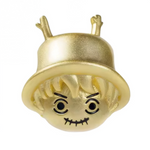Ce charm plein de caractère met à l’honneur un épouvantail stylisé, tout en dorure mate et détails ludiques. Son chapeau oversize, orné de deux petites branches, surplombe un visage malicieux avec un large sourire cousu et des yeux expressifs. Le contraste entre la finition satinée et les traits noirs donne du relief à ce personnage inspiré des contes d’automne et des moissons. Idéal pour personnaliser un bracelet de saison ou offrir une note espiègle et dorée, il trouvera sa place dans toutes les collectio