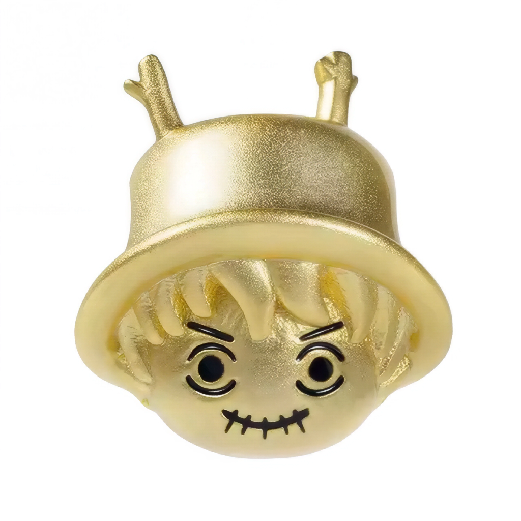 Ce charm plein de caractère met à l’honneur un épouvantail stylisé, tout en dorure mate et détails ludiques. Son chapeau oversize, orné de deux petites branches, surplombe un visage malicieux avec un large sourire cousu et des yeux expressifs. Le contraste entre la finition satinée et les traits noirs donne du relief à ce personnage inspiré des contes d’automne et des moissons. Idéal pour personnaliser un bracelet de saison ou offrir une note espiègle et dorée, il trouvera sa place dans toutes les collectio