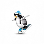 Ce charm met en scène un pingouin en argent 925 lancé sur ses skis, les ailes écartées comme des bâtons pour une descente pleine de dynamisme. Son bonnet bleu ciel émaillé et la touche de bleu sur les skis apportent une note joyeuse, idéale pour personnaliser un bracelet ou un collier aux couleurs de l’hiver.

Caractéristiques :

- Matière : Argent 925 avec émaux noir, blanc, orange et bleu
- Design : Pingouin skieur en mouvement, ailes tendues et bonnet d’hiver
- Coloris : Argent brillant, noir et blanc co