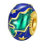 Explorez le monde avec style grâce à ce charm représentant la Planète Terre, un hommage parfait à l'esprit d'aventure et de découverte. Conçu en argent sterling S925, ce charm capture les détails fascinants de notre planète, avec une finition éclatante qui met en valeur les continents et les océans.