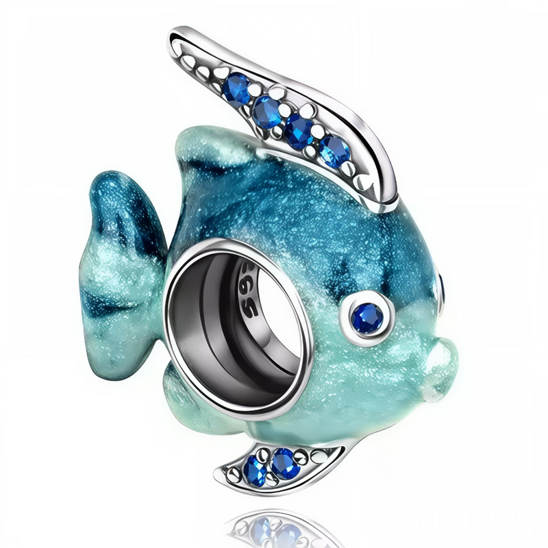 Ce charm aquatique chatoyant expose un poisson turquoise aux reflets iridescents bleu-vert, nageoire dorsale argentée ornée de cristaux bleus linéaires et œil bleu vif pétillant. La forme fuselée et texture perlée capturent mouvement fluide du pendentif suspendu. Symbole de fonds marins vibrants et liberté nageuse, il illumine les bracelets d'une bulle d'océan pétillante.

Caractéristiques

Matière : Argent 925 (S925) avec émail turquoise et cristaux bleus.
Design : Poisson 3D iridescent bleu-vert, nageoire
