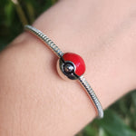 Ajoutez une touche de nostalgie et d'aventure à votre collection avec ce charm représentant une Pokéball, l'emblème iconique de la franchise Pokémon. Fabriqué en argent sterling 925, ce charm de haute qualité est compatible avec tous les bracelets Pandora, garantissant une intégration parfaite à votre bijou préféré. Parfait pour les fans de Pokémon, ce charm capture l'excitation et la magie de l'univers Pokémon avec des détails minutieusement travaillés, ajoutant une note de fun et de fantastique à votre br