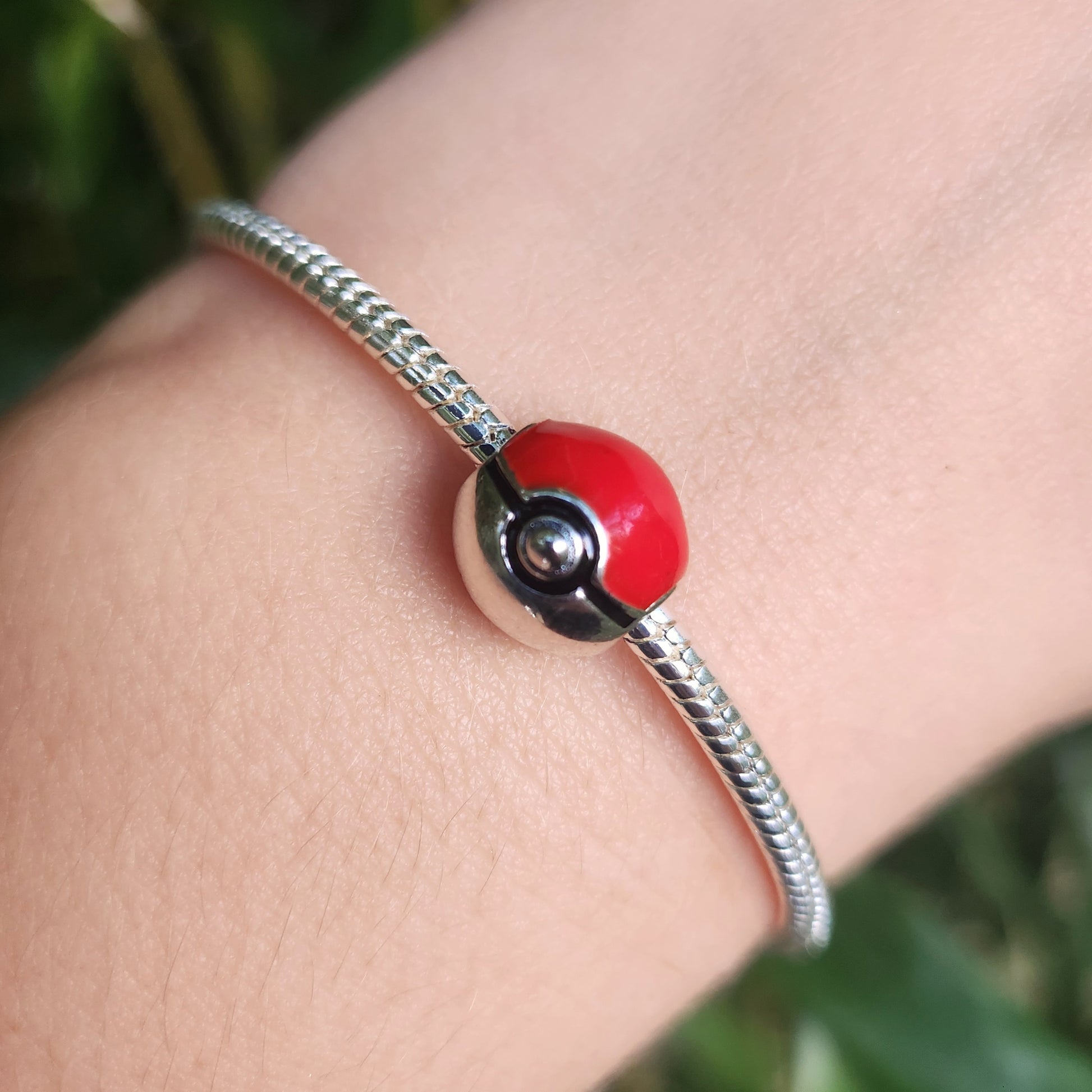 Ajoutez une touche de nostalgie et d'aventure à votre collection avec ce charm représentant une Pokéball, l'emblème iconique de la franchise Pokémon. Fabriqué en argent sterling 925, ce charm de haute qualité est compatible avec tous les bracelets Pandora, garantissant une intégration parfaite à votre bijou préféré. Parfait pour les fans de Pokémon, ce charm capture l'excitation et la magie de l'univers Pokémon avec des détails minutieusement travaillés, ajoutant une note de fun et de fantastique à votre br