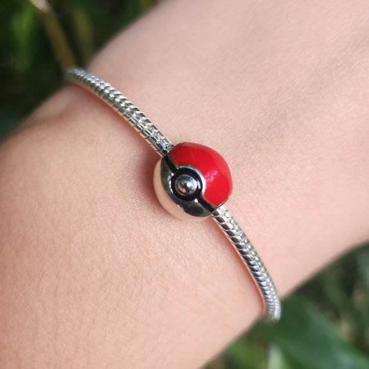 Ajoutez une touche de nostalgie et d'aventure à votre collection avec ce charm représentant une Pokéball, l'emblème iconique de la franchise Pokémon. Fabriqué en argent sterling 925, ce charm de haute qualité est compatible avec tous les bracelets Pandora, garantissant une intégration parfaite à votre bijou préféré. Parfait pour les fans de Pokémon, ce charm capture l'excitation et la magie de l'univers Pokémon avec des détails minutieusement travaillés, ajoutant une note de fun et de fantastique à votre br