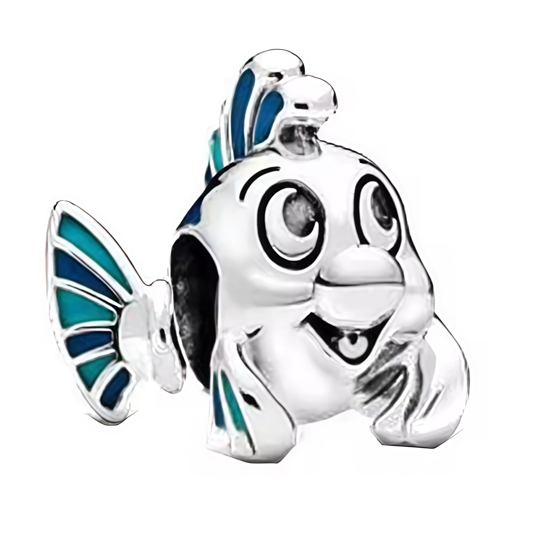 Charm élégant en forme de Polochon, avec une finition soignée et des détails qui rappellent son univers marin. Son design mignon et reconnaissable lui donne un style doux et original, parfait pour un bijou Disney délicat et plein de charme.

Caractéristiques :

- Matière : Argent 925 avec détails colorés.
- Design : Polochon stylisé en pendentif.
- Style : Bijou Disney, mignon et original
- Symbolique : Amitié, douceur, mer, univers de La Petite Sirène.
- Compatibilité : Charm à ajouter sur bracelet ou coll