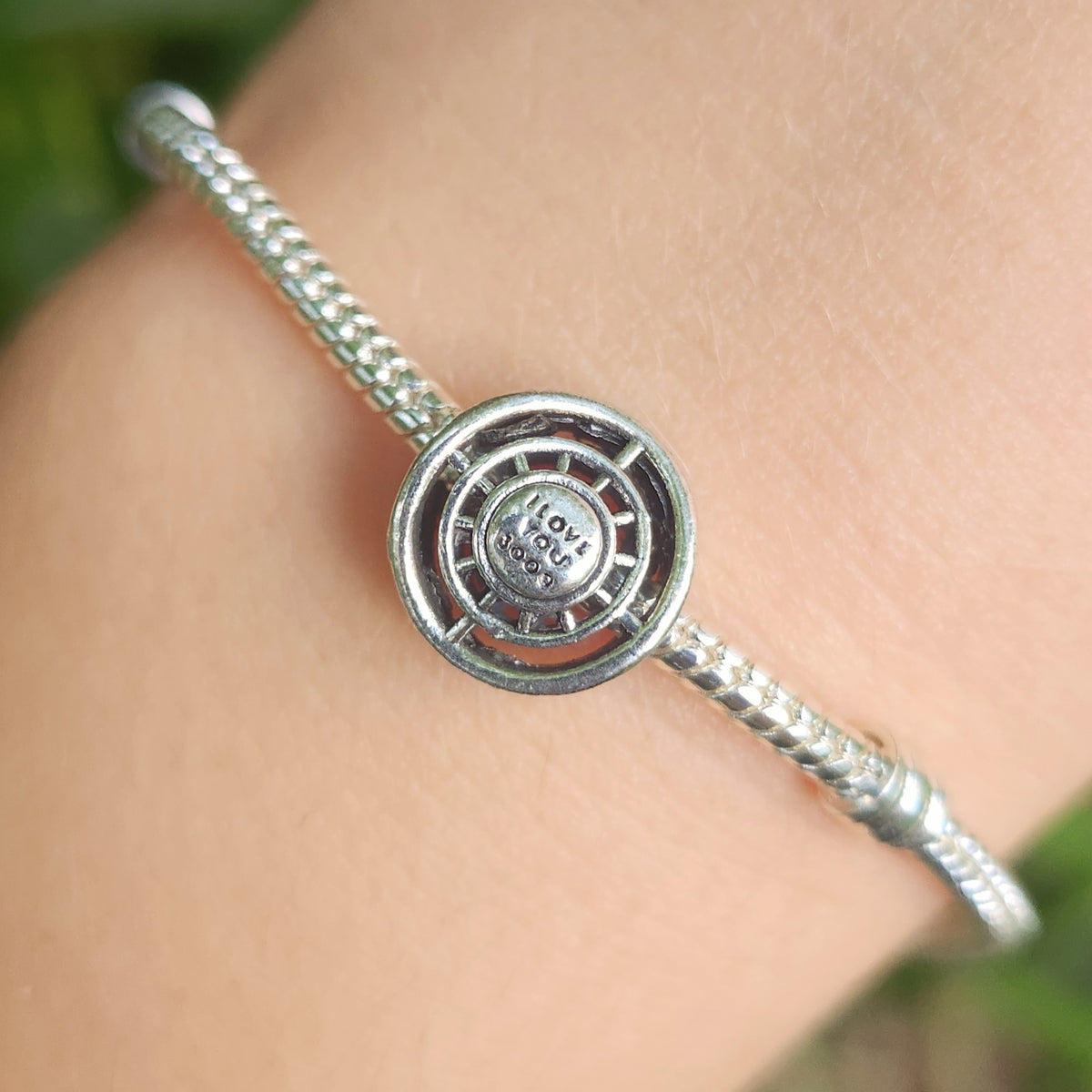 Apportez une touche de technologie et de puissance à votre collection avec ce charm représentant le réacteur d'Iron Man, le cœur énergétique du célèbre super-héros. Fabriqué en argent sterling 925, ce charm de haute qualité est compatible avec tous les bracelets Pandora, assurant une intégration parfaite à votre bijou préféré. Idéal pour les fans d'Iron Man et de l'univers Marvel, ce charm capture l'essence innovante et l'ingéniosité de Tony Stark, ajoutant une note de modernité et de force à votre bracelet